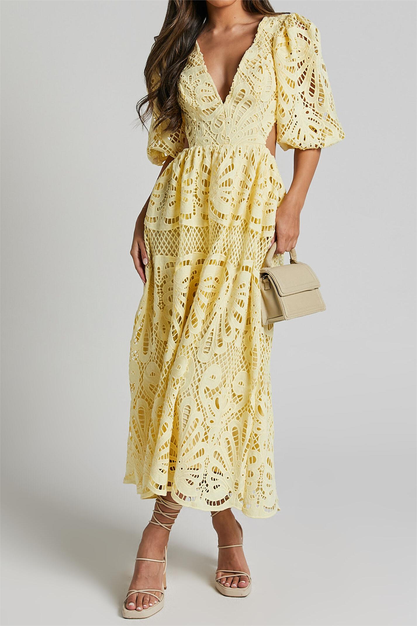 Vestido midi de encaje con escote en V y aberturas en amarillo 
