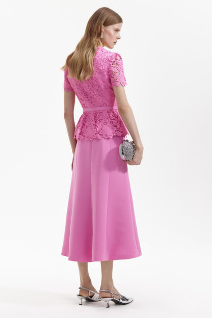 Vestido midi de encaje con escote cuadrado y cinturón 