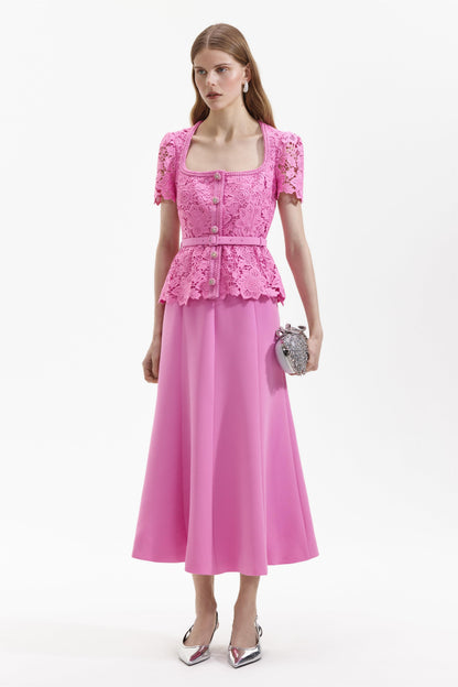 Vestido midi de encaje con escote cuadrado y cinturón 