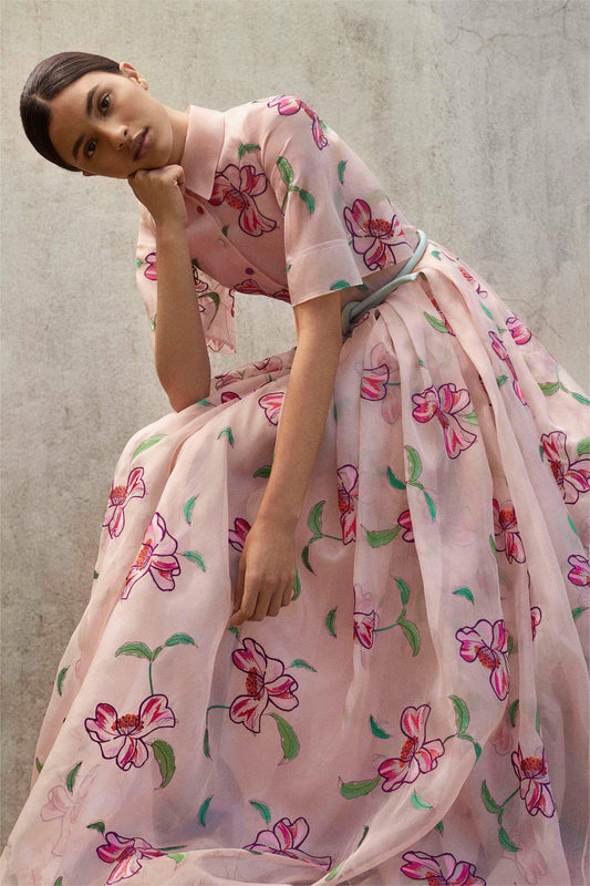 Vestido midi floral de manga corta con parte inferior 