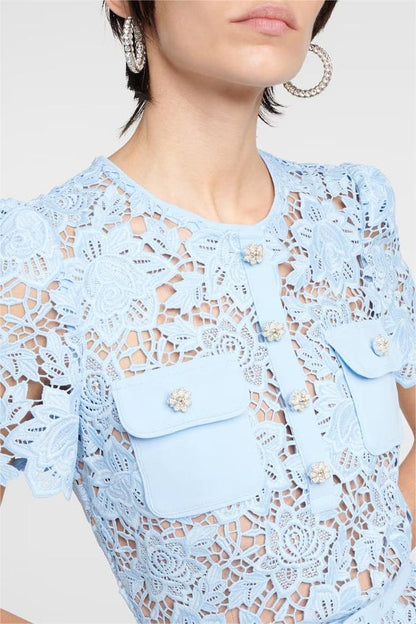Vestido mini de encaje con cuello redondo y botones con cinturón 