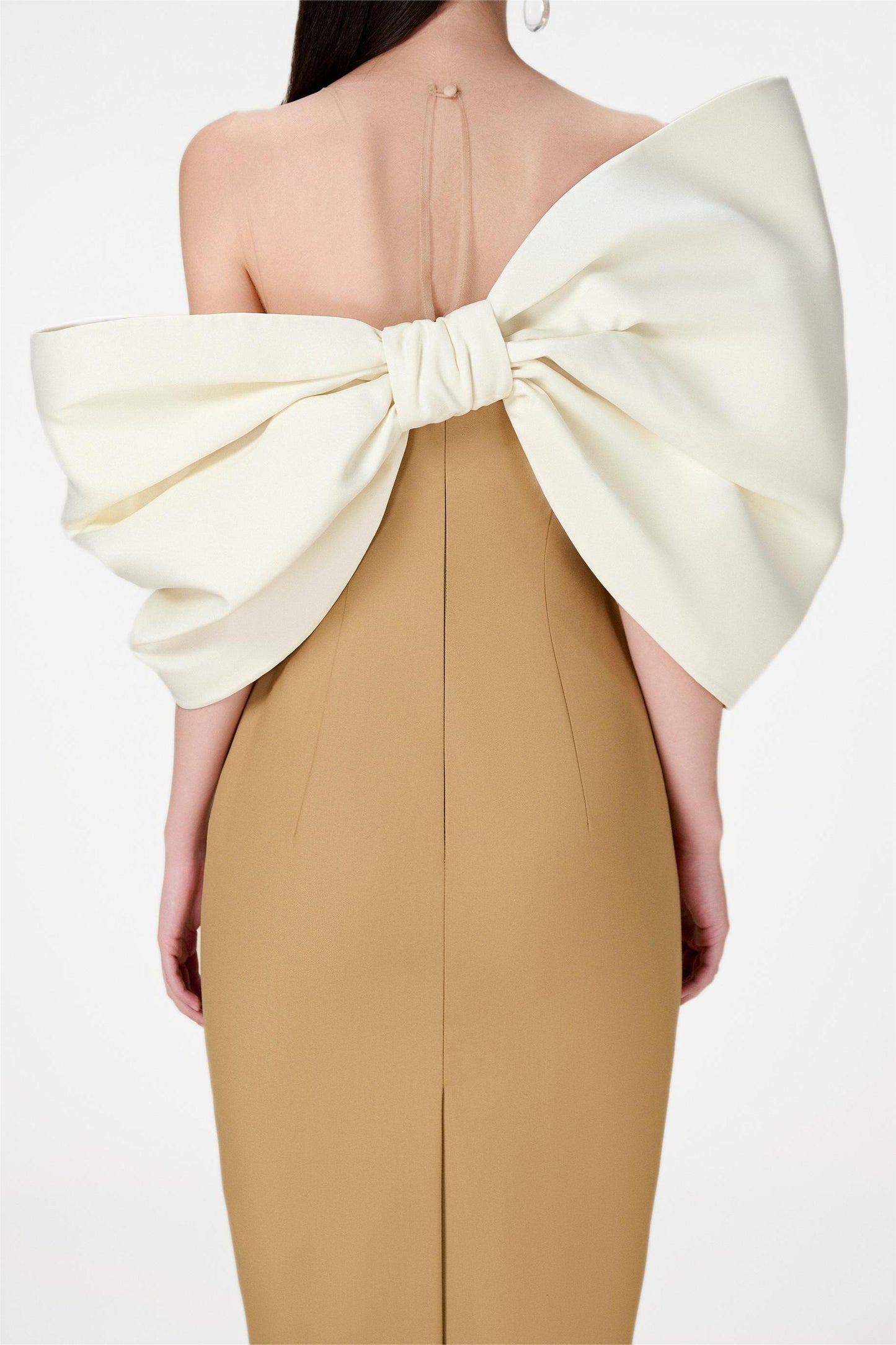 Vestido midi asimétrico con hombros descubiertos y lazo 