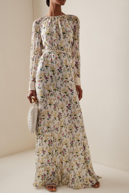 Vestido largo de cuello redondo con pliegues florales y cinturón 