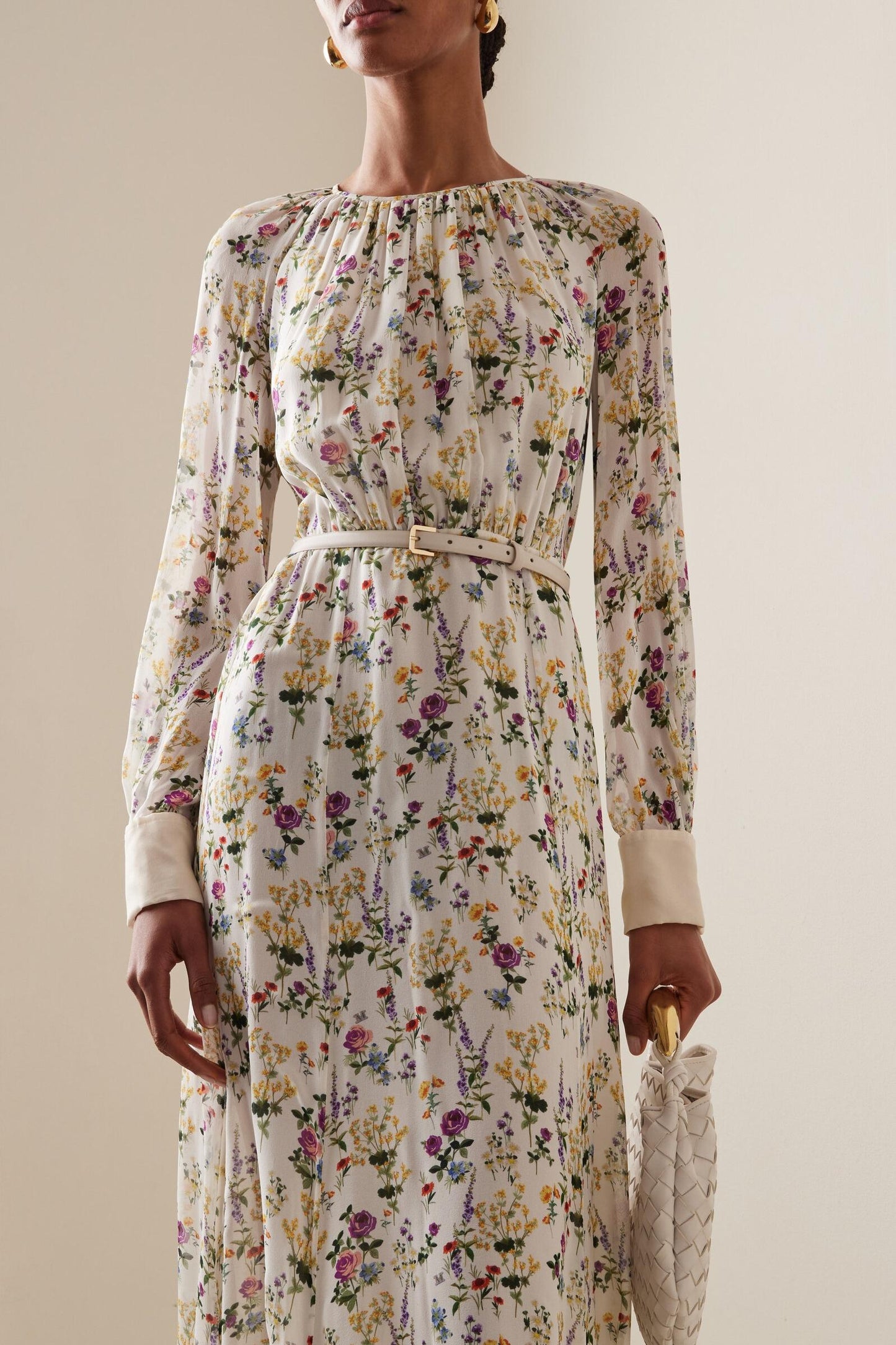 Vestido largo de cuello redondo con pliegues florales y cinturón 