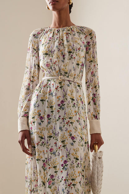 Vestido largo de cuello redondo con pliegues florales y cinturón 