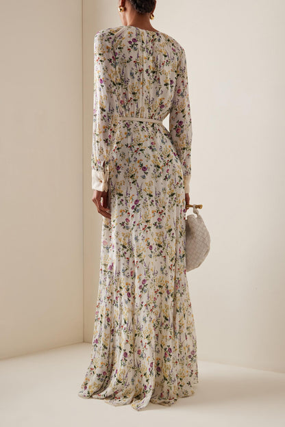 Vestido largo de cuello redondo con pliegues florales y cinturón 