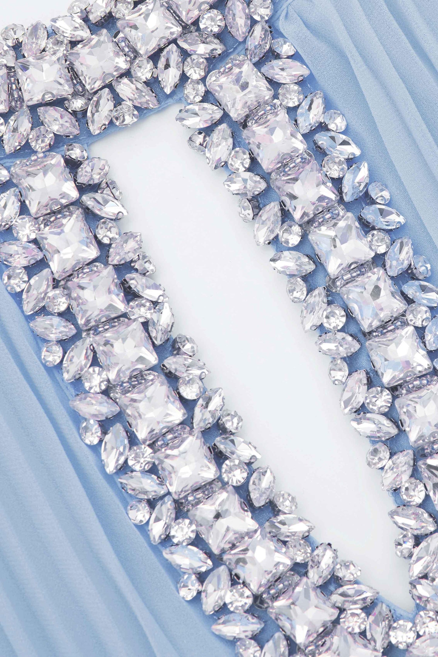Vestido midi plisado con plumas y diamantes de imitación en azul 