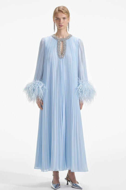Vestido midi plisado con plumas y diamantes de imitación en azul 
