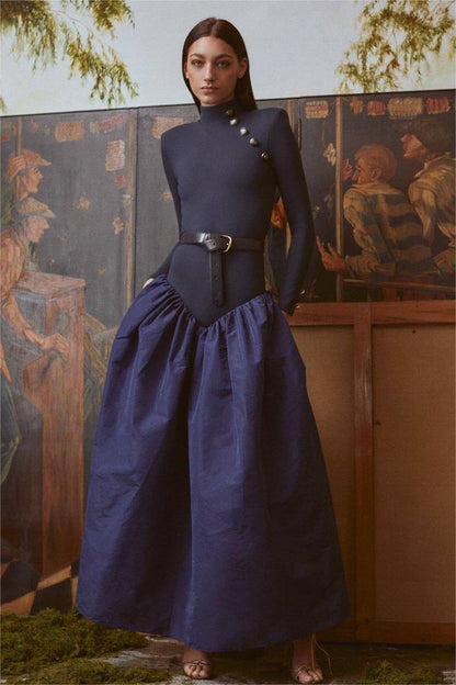 Vestido midi liso con botones y cuello alto 