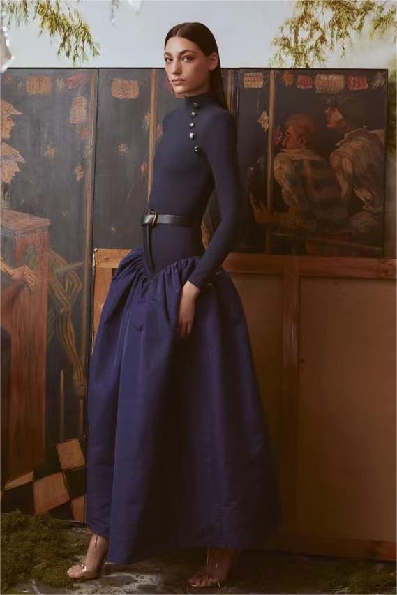 Vestido midi liso con botones y cuello alto 