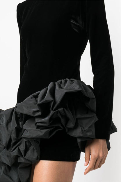 Minivestido de terciopelo liso con volantes y mangas largas 