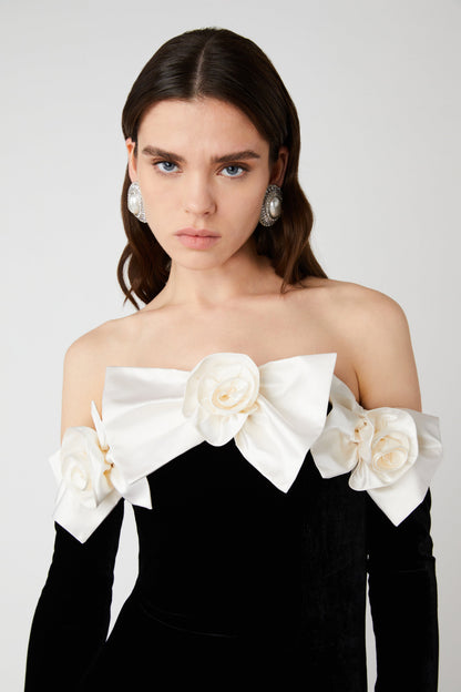 Vestido largo con hombros descubiertos y lazo floral 3D 