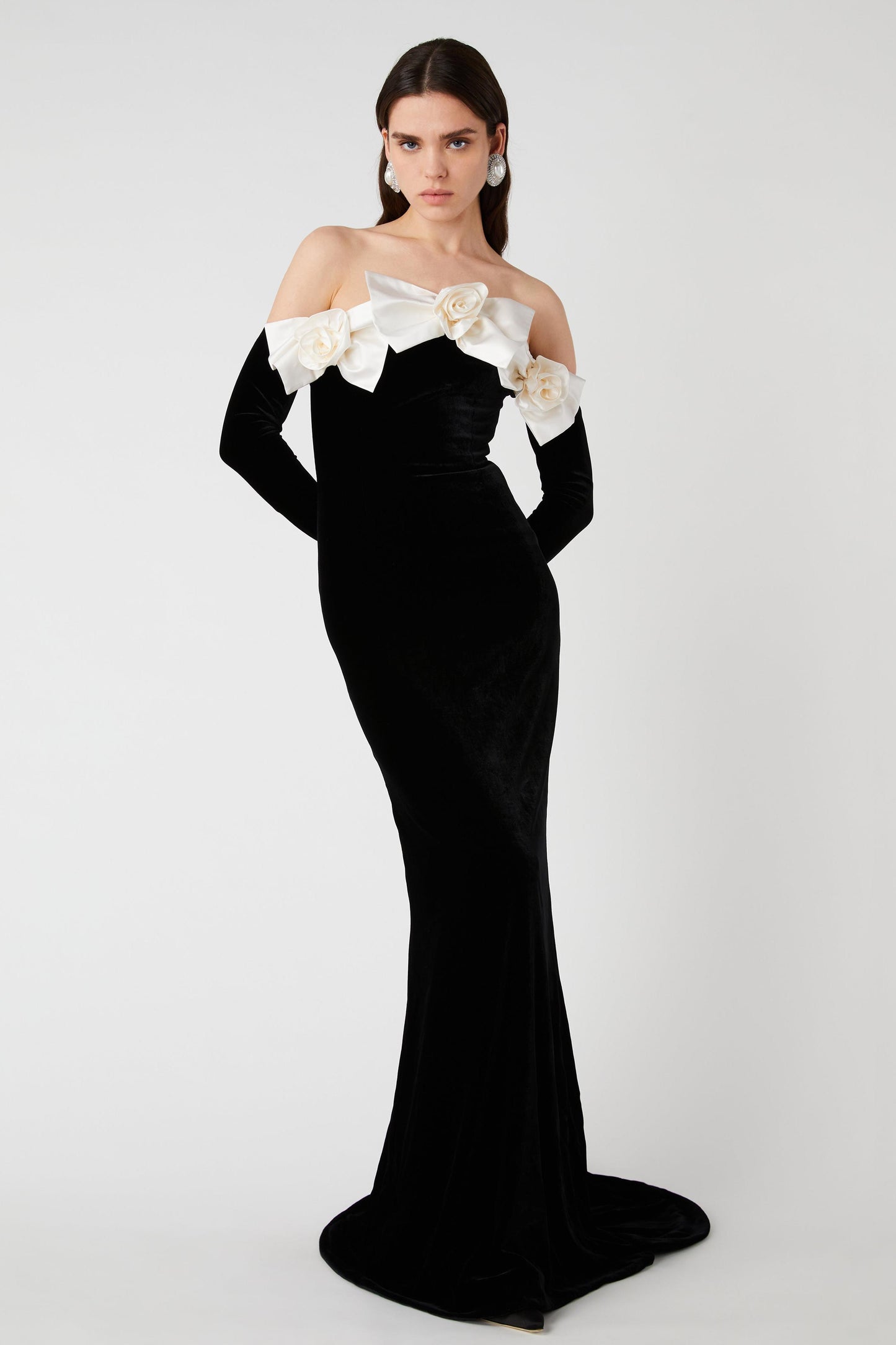 Vestido largo con hombros descubiertos y lazo floral 3D 