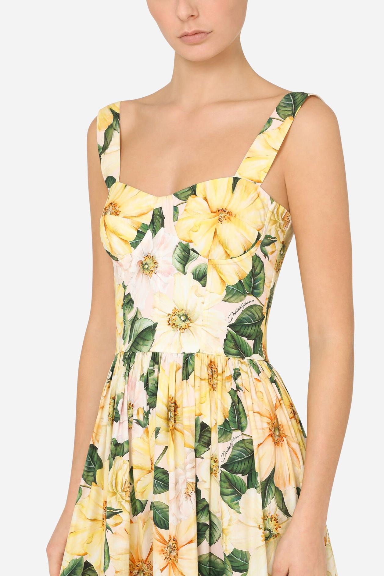Vestido midi floral sin mangas con escote corazón 