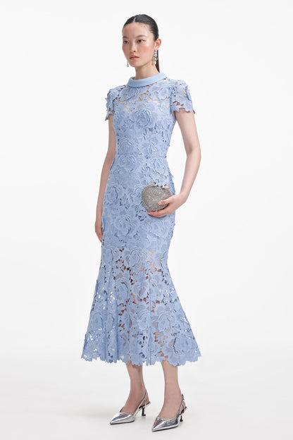 Vestido midi de encaje con cuello redondo y manga corta 