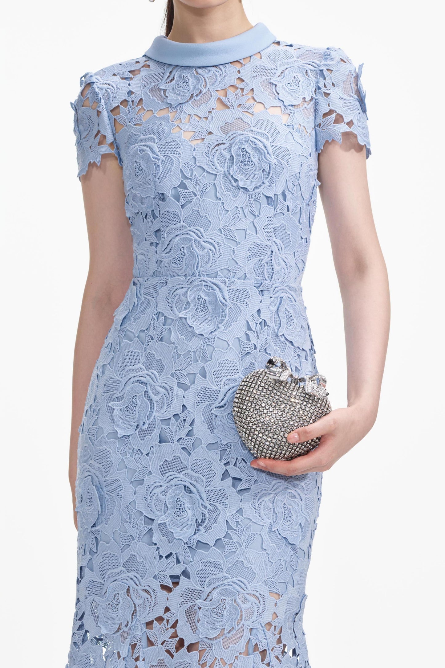 Vestido midi de encaje con cuello redondo y manga corta 