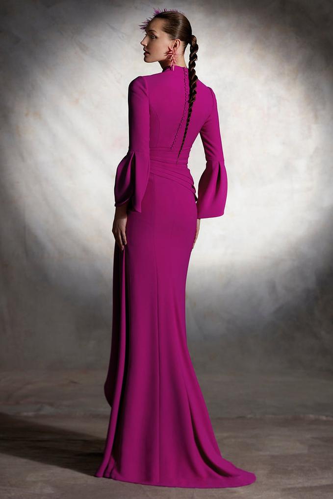 Vestido midi plisado liso con abertura 