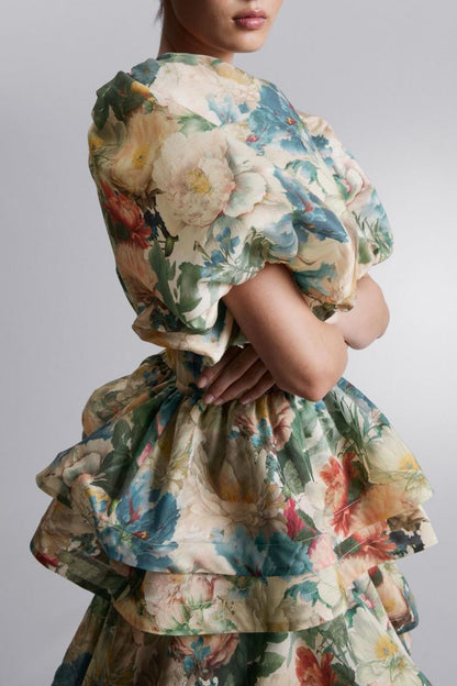 Vestido midi escalonado con mangas abullonadas y estampado floral 