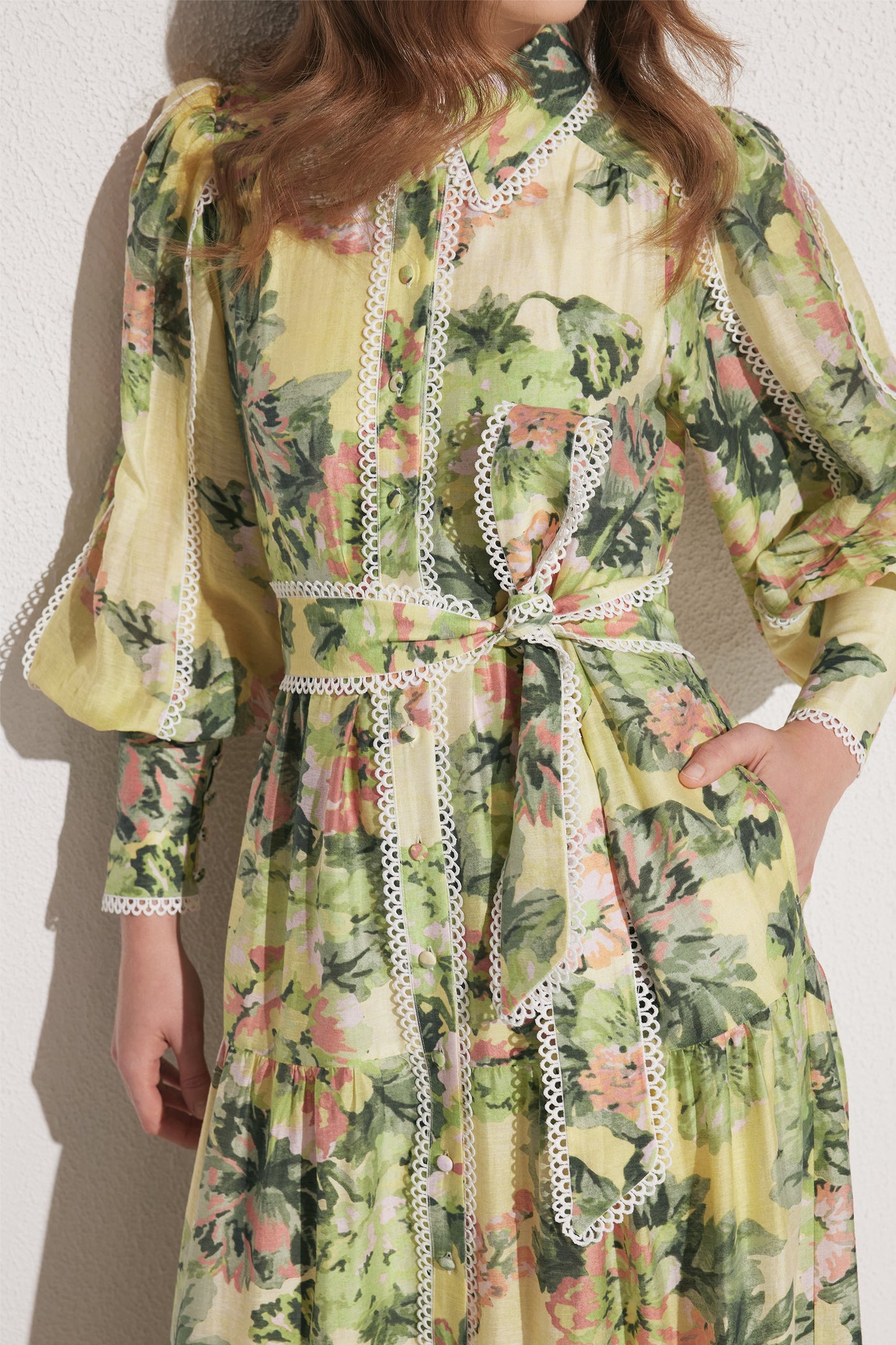 Vestido midi con mangas farol y encaje floral 