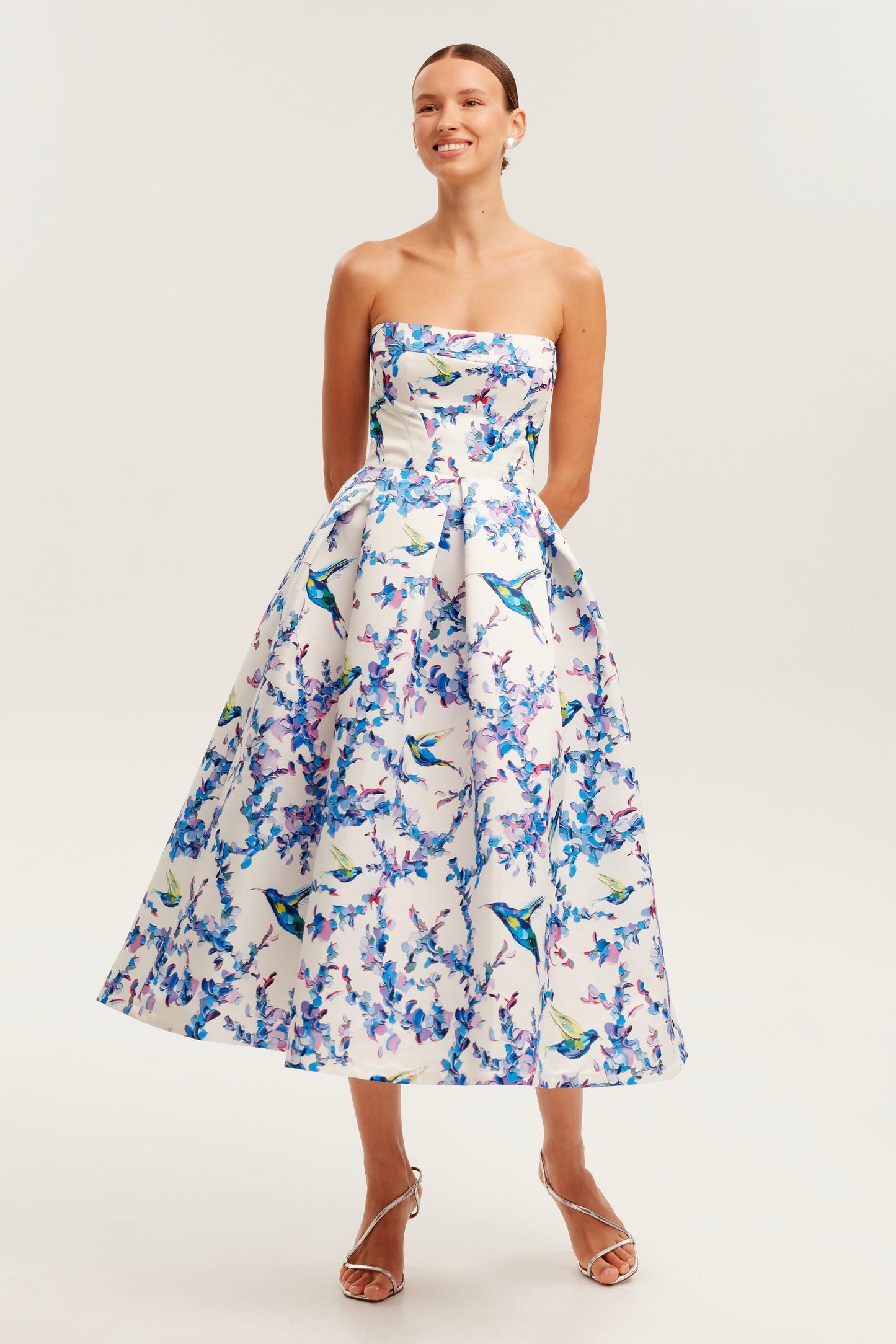 Vestido midi floral con hombros descubiertos y cordones 