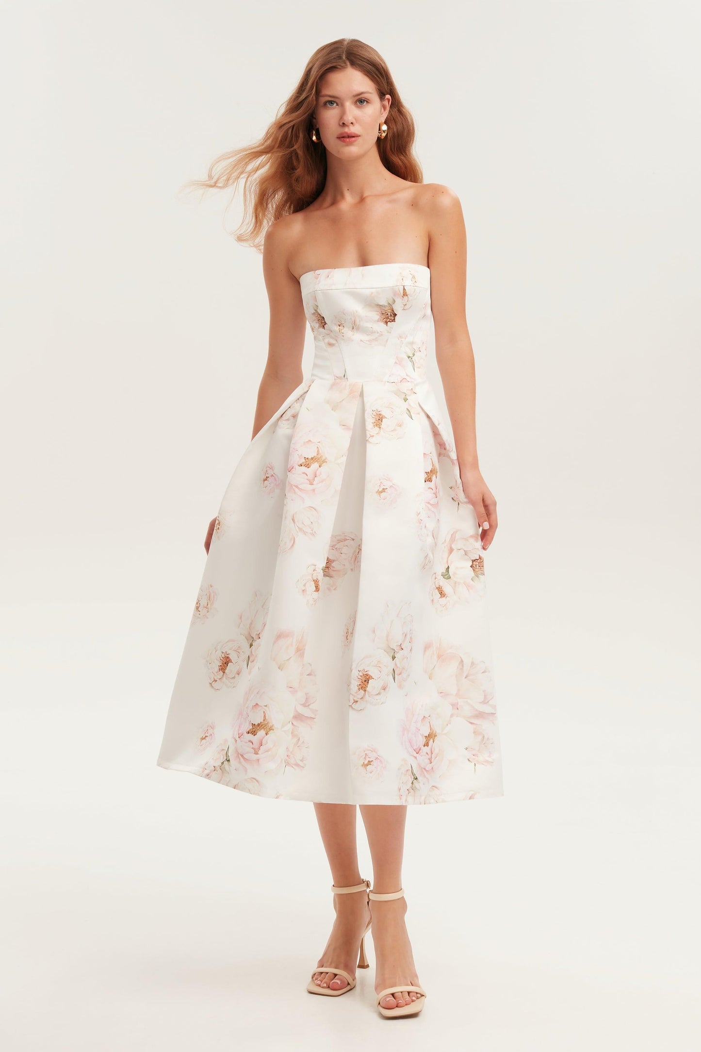 Vestido midi floral con hombros descubiertos y cordones 