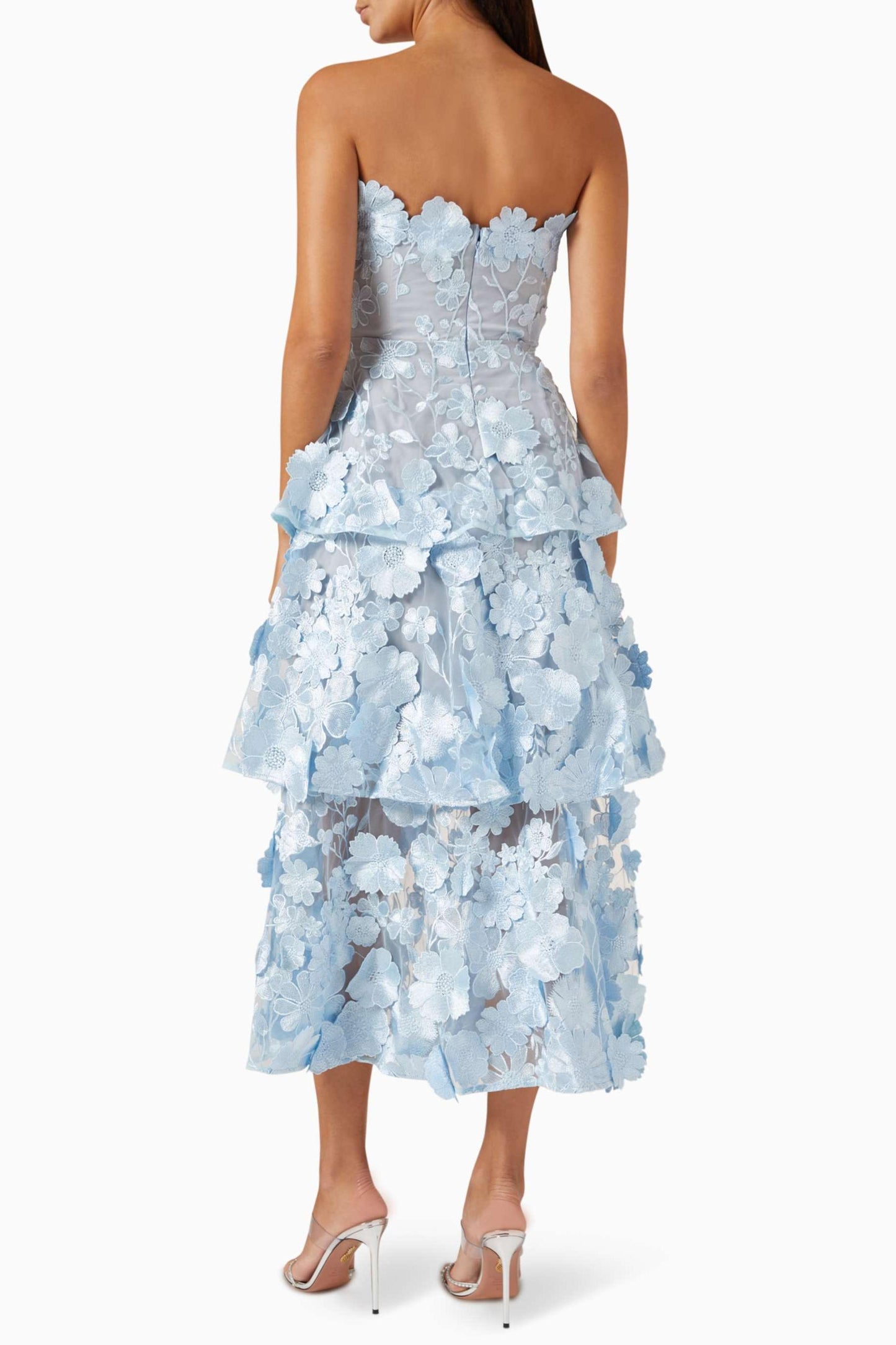 Vestido midi con hombros descubiertos y volantes bordados 