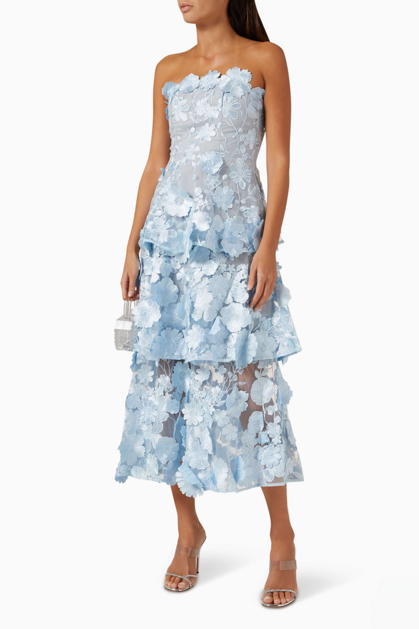 Vestido midi con hombros descubiertos y volantes bordados 