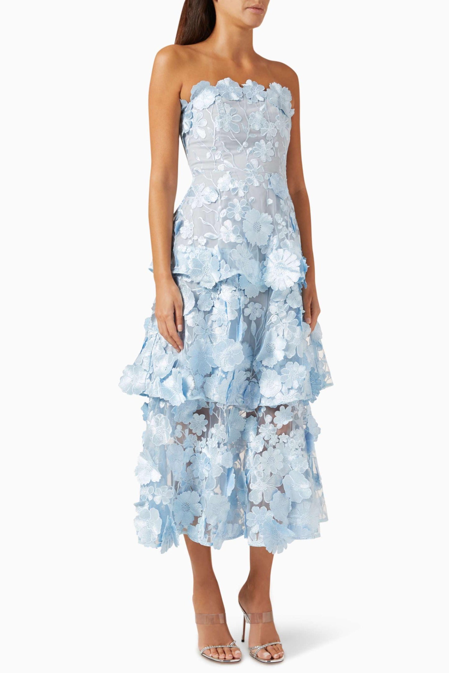 Vestido midi con hombros descubiertos y volantes bordados 