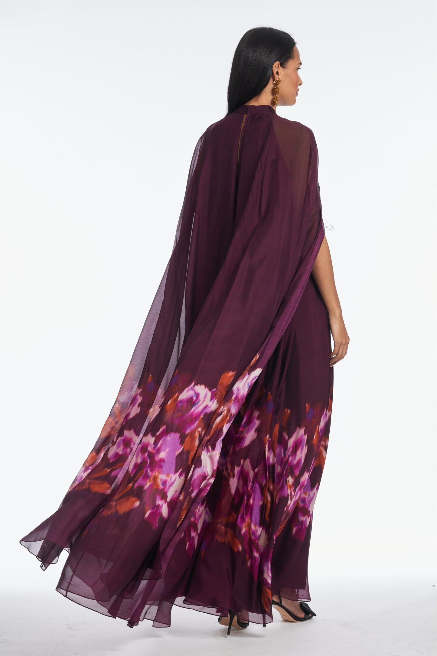 Vestido largo con cuello bajo y mangas estilo capa con estampado floral 