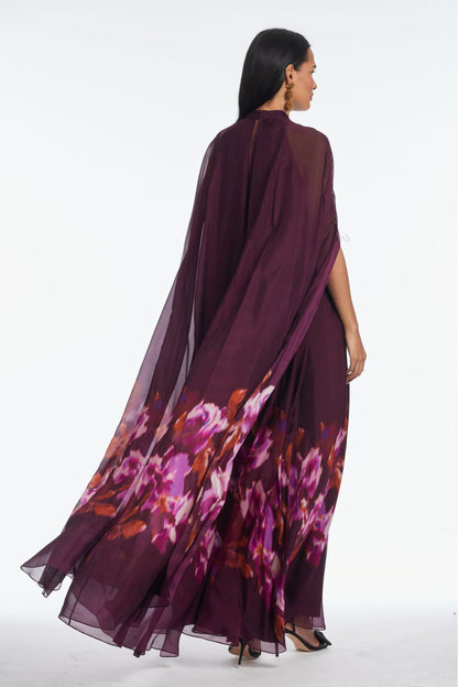 Vestido largo con cuello bajo y mangas estilo capa con estampado floral 