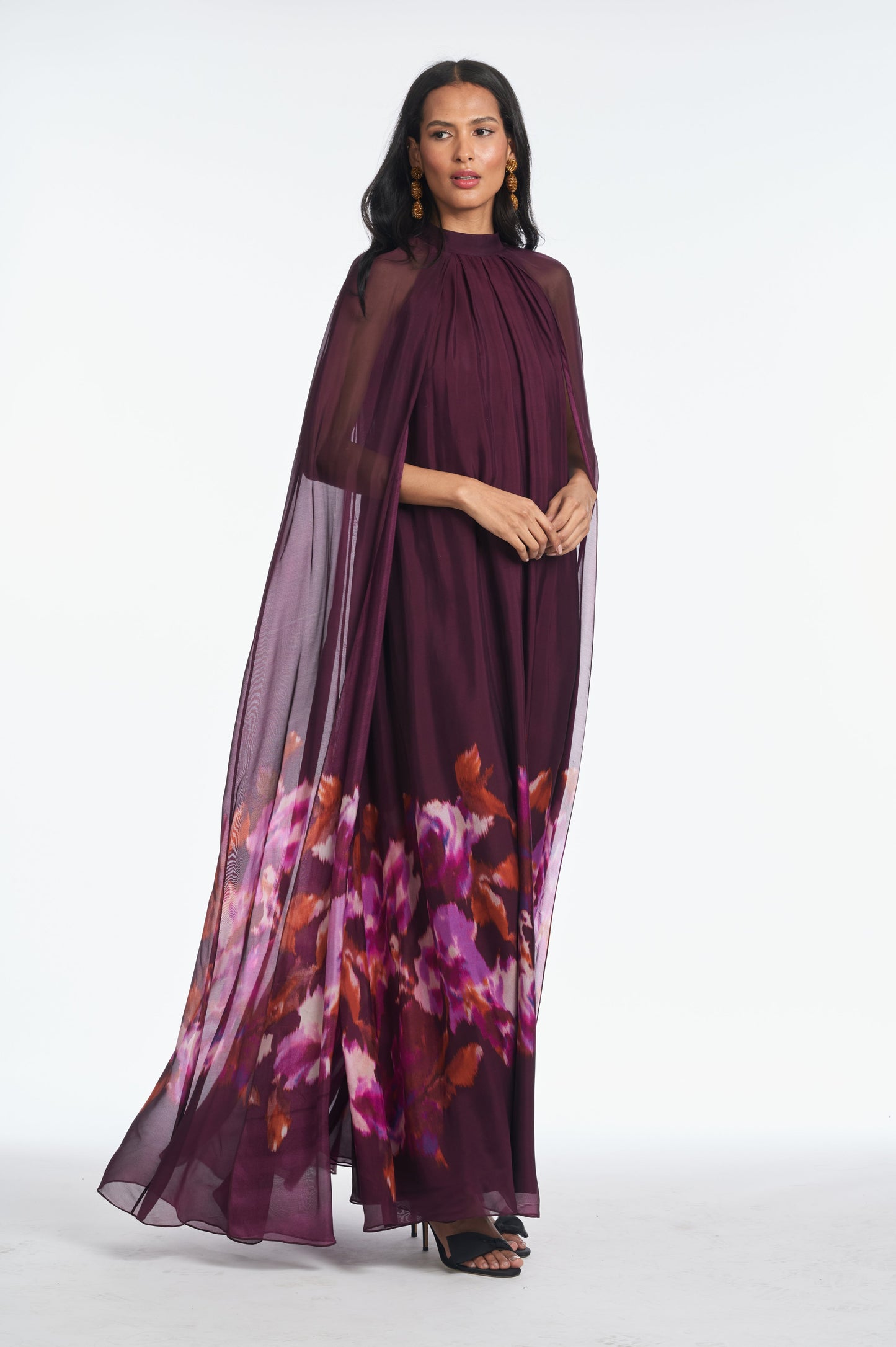 Vestido largo con cuello bajo y mangas estilo capa con estampado floral 