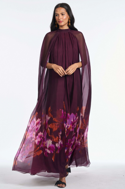 Vestido largo con cuello bajo y mangas estilo capa con estampado floral 