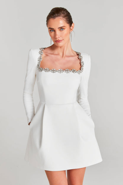 Vestido mini Alexia con cuello cuadrado y ribete de diamantes de imitación 
