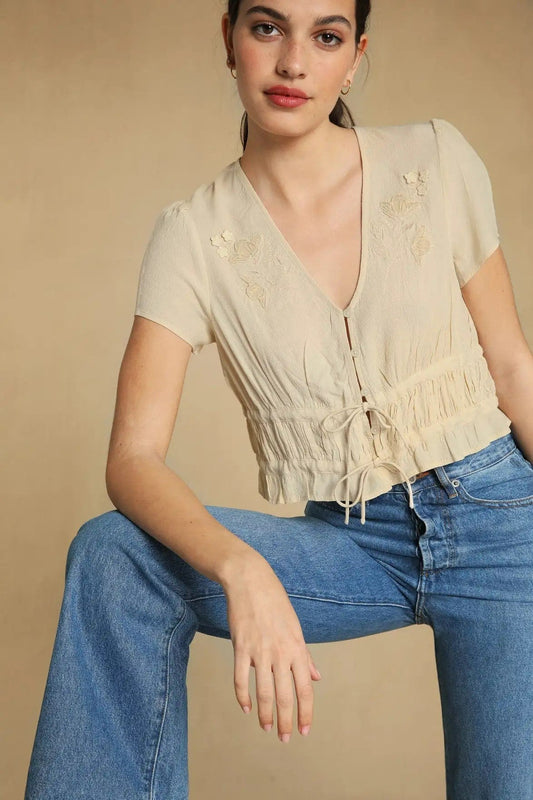 Blusa de manga corta con volantes, cuello en V y cordones 