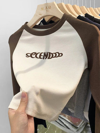 Camiseta con estampado de letras para mujer, top de retazos de manga larga de primavera, top corto de color en contraste retro a la moda, camisetas ajustadas Kpop Y2K para chica sexy