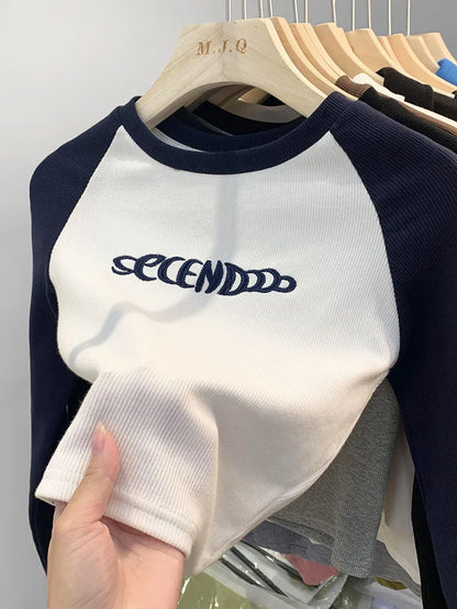 Camiseta con estampado de letras para mujer, top de retazos de manga larga de primavera, top corto de color en contraste retro a la moda, camisetas ajustadas Kpop Y2K para chica sexy