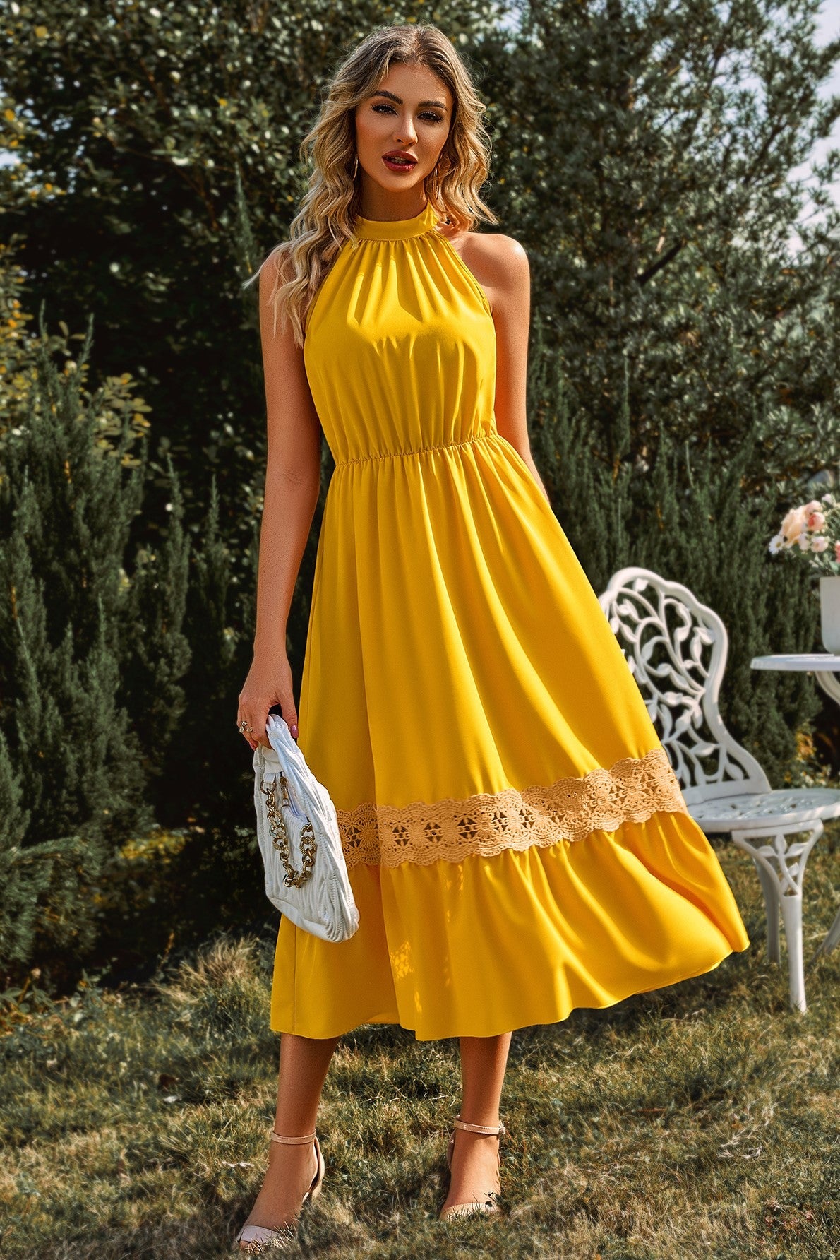 Vestido midi sin mangas con cuello alto y dobladillo de encaje 