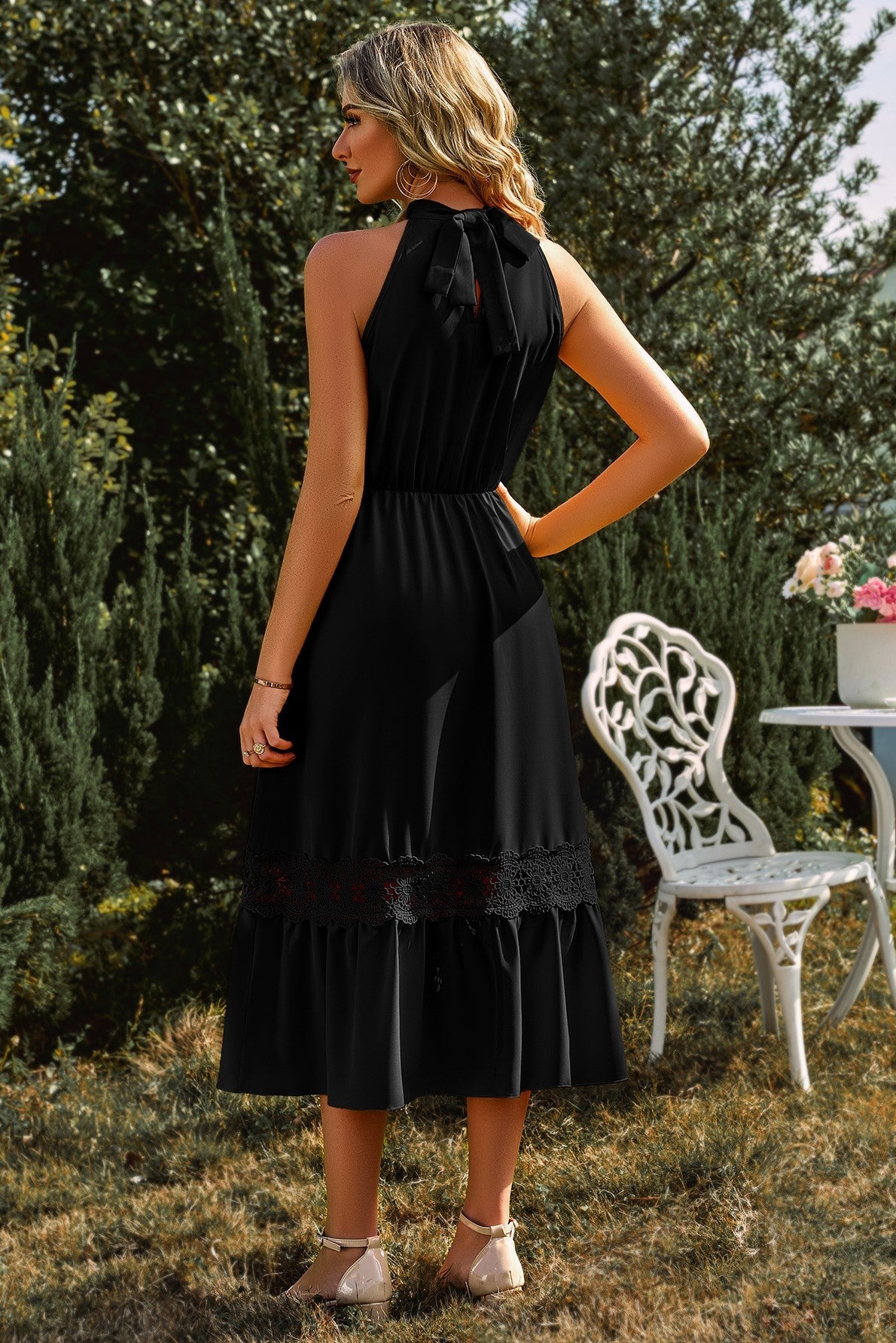 Vestido midi sin mangas con cuello alto y dobladillo de encaje 