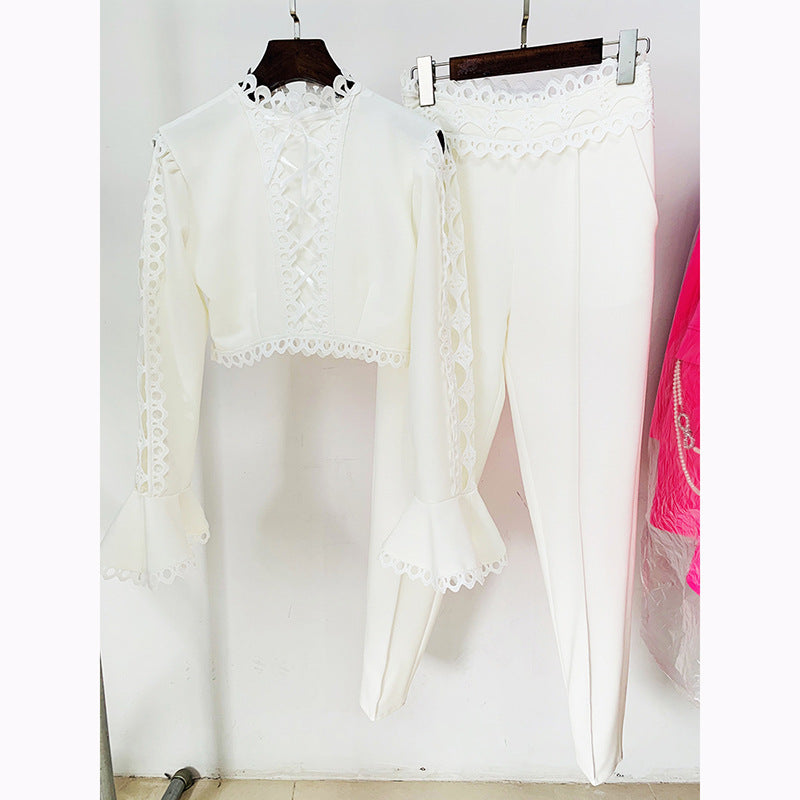 Conjunto de dos piezas de Goods Stars con pantalones ajustados y top corto con mangas acampanadas y encaje calado