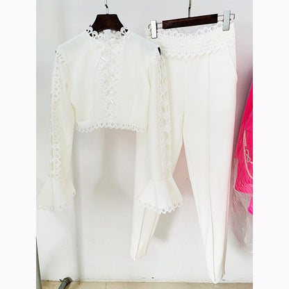 Conjunto de dos piezas de Goods Stars con pantalones ajustados y top corto con mangas acampanadas y encaje calado