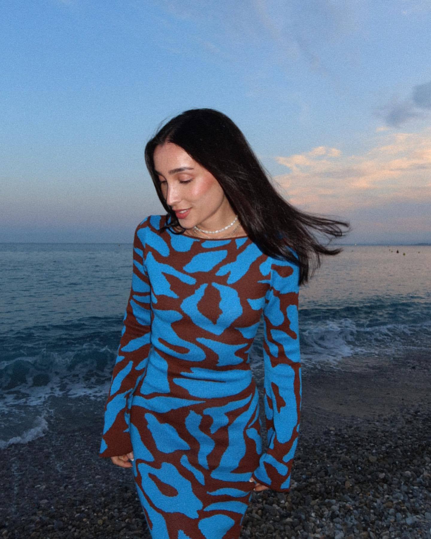 Vestido largo ajustado de jacquard con escote redondo y mangas acampanadas para mujer, con parte inferior de sésamo vertical, para otoño e invierno.