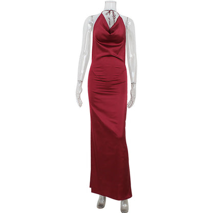 Vestido de satén elegante, ajustado, sexy, con cuello halter y espalda descubierta, de color rojo vino.