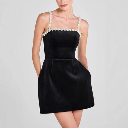 Vestido sexy de terciopelo con tirantes de perlas y cintura ajustada.
