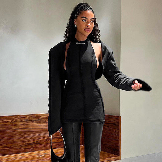Conjunto de vestido corto con capucha y manga larga con cuello halter, espalda descubierta y rotos para mujer