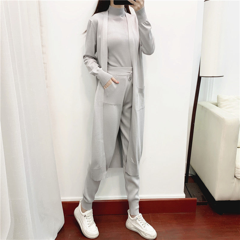Conjunto deportivo informal de tres piezas para mujer, primavera y otoño, con un aspecto juvenil y moderno.