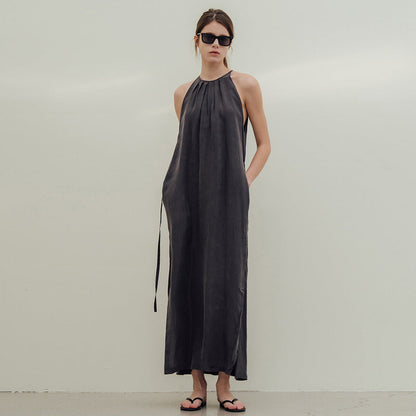 Vestido halter transpirable de sarga de seda de amoníaco cobre con cordones y diseño holgado y adelgazante con abertura midi.