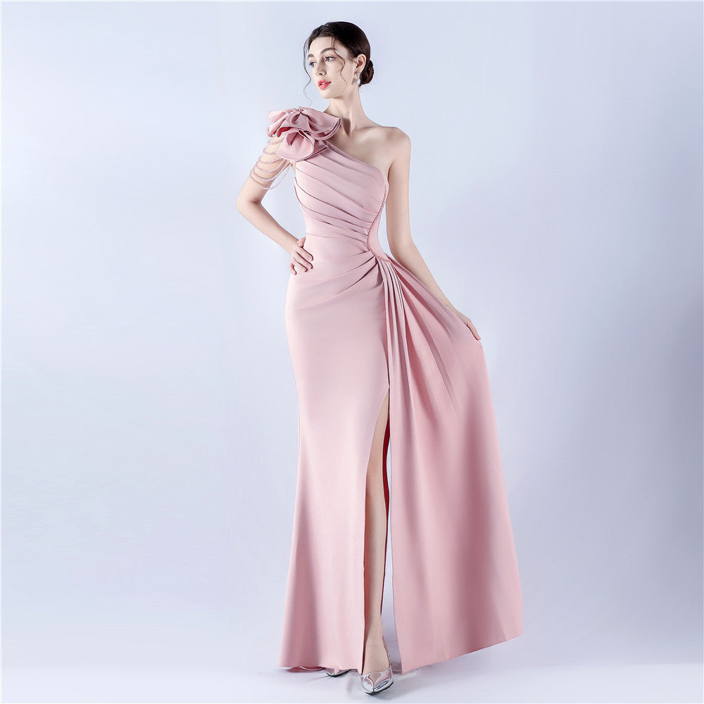 Vestido de noche de satén con hombros descubiertos y plisado con flores artísticas hechas a mano con cuentas de industria pesada para mujer