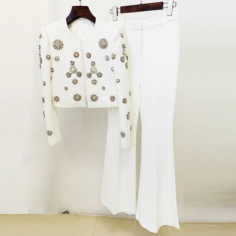 Conjunto de traje de chaqueta corta con cuello redondo y cuentas de la industria pesada con pantalones acampanados divididos