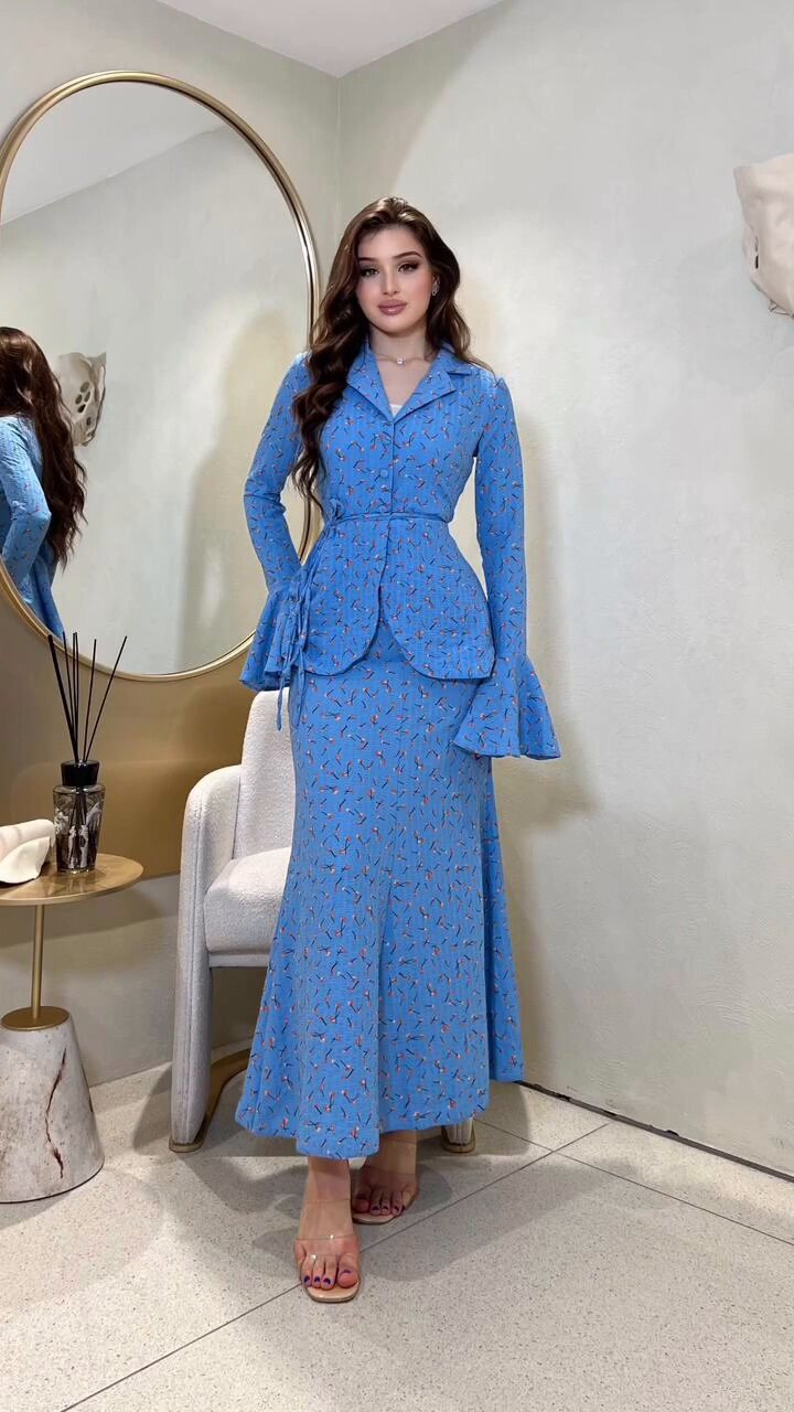 Conjunto de dos piezas de top y falda de manga larga con estampado floral pequeño para mujer