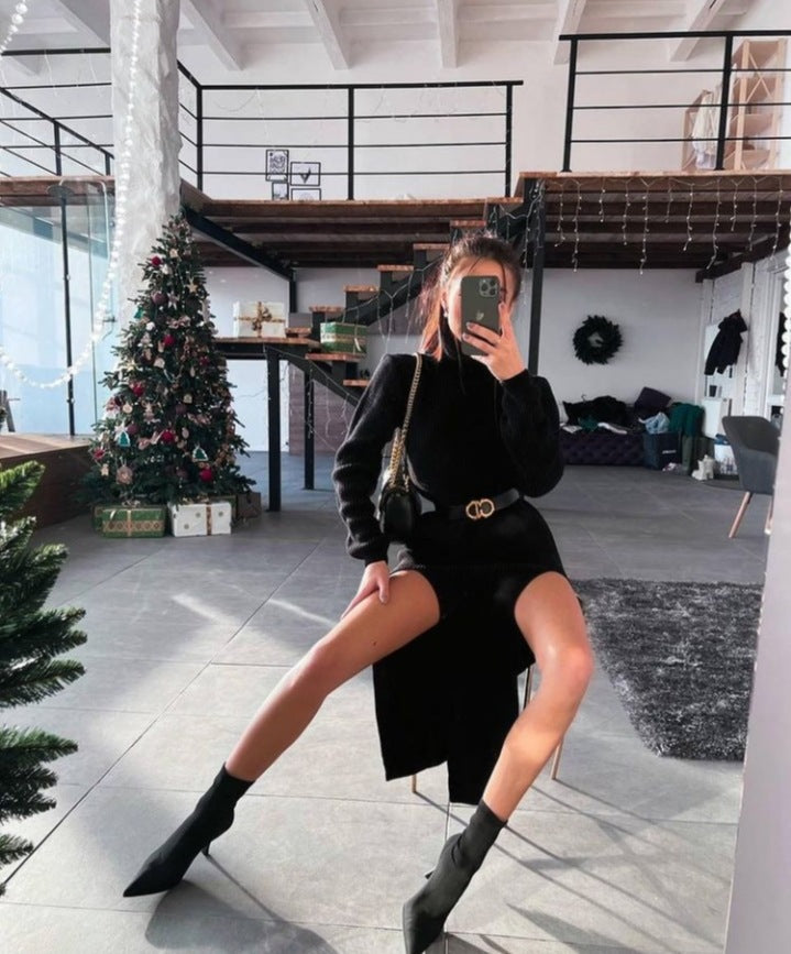 Vestido popular de lana con cuello alto, manga larga y abertura en el muslo